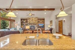 Interior - AC Hot tub Luxury cabin pets allowed, perks, view! (Sunriver)