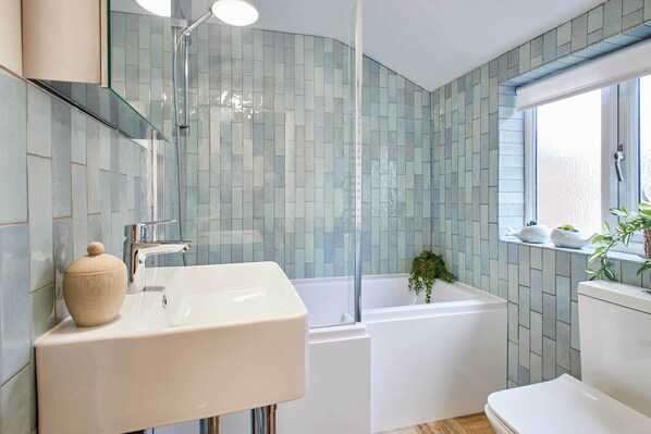 Douche, séchoir à cheveux, serviettes fournies, shampooing