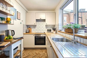 Kjøleskap, mikrobølgeovn, ovn og kokeplater