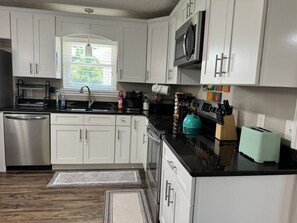 Frigorifero, microonde, forno, piano cottura