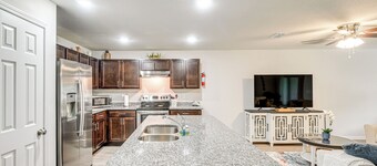 棕櫚海岸雙拼屋，附有篩網露台，近海灘！