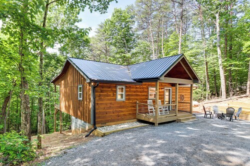 Peaceful Blue Ridge Cabin, Forest View & Fireplace