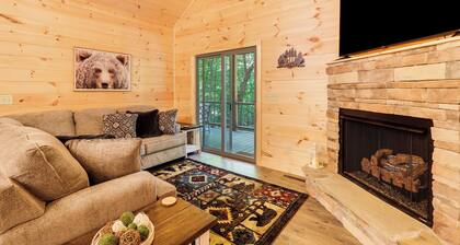 Peaceful Blue Ridge Cabin, Forest View & Fireplace
