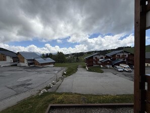 Property grounds - Wifi, 150m from ski slopes, 2nd floor, view ski slopes, balcony, parking, tv, ski locker, 29m² (Les Saisies)