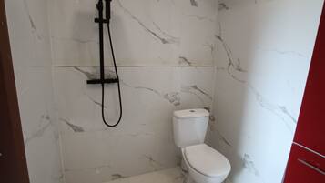 Een haardroger, handdoeken, toiletpapier