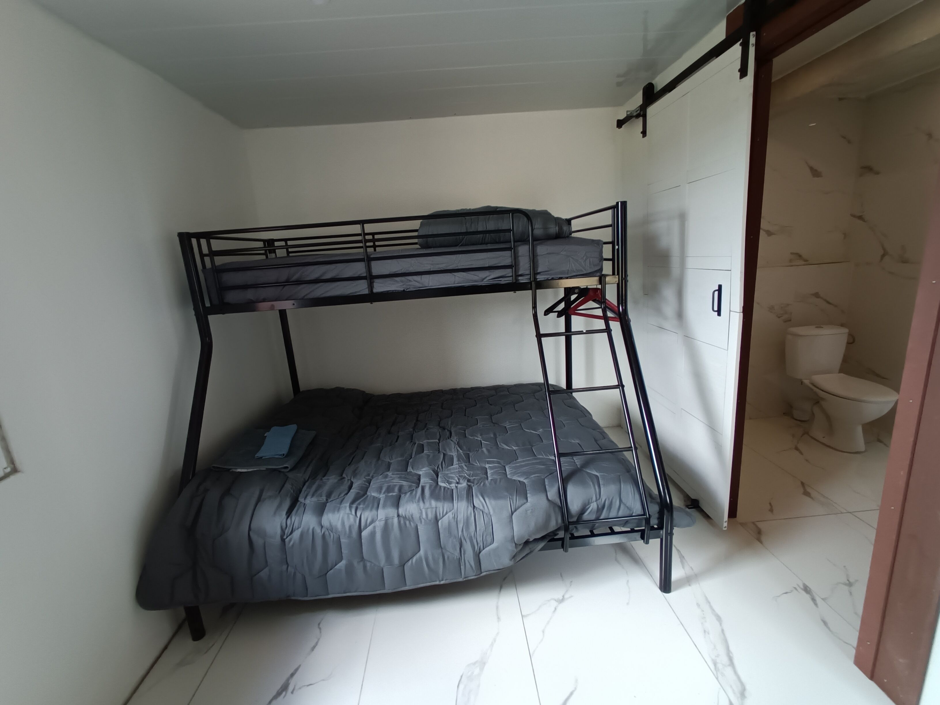 1 dormitori, escriptori, un bressol de viatge i wifi 