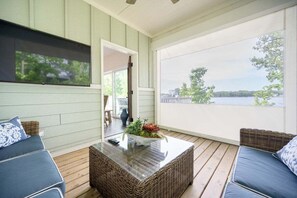 Smart TV, fireplace - Huge Luxury Cottage on All-sports Lake (Decatur)