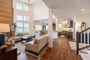 Smart TV, fireplace - Huge Luxury Cottage on All-sports Lake (Decatur)