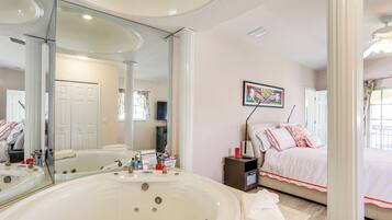 3 bedrooms, laptop workspace, iron/ironing board, bed sheets