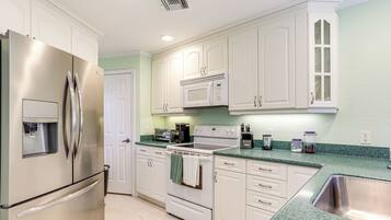 House (3 Bedrooms) | Private kitchen | Microwave, oven, stovetop, dishwasher