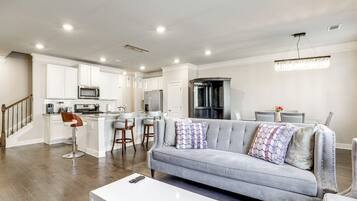 Apartemen (3 Bedrooms) | Area keluarga | TV dan buku