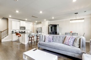 Appartement (3 Bedrooms) | Woonruimte | Televisie en boeken