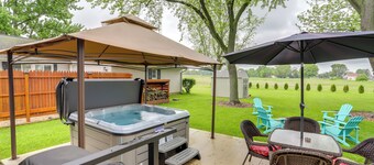 Port Clinton Home: Hot Tub, Steps to Portage River