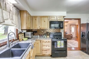 Interior - Port Clinton Home: Hot Tub, Steps to Portage River (Port Clinton)