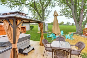 Interior - Port Clinton Home: Hot Tub, Steps to Portage River (Port Clinton)