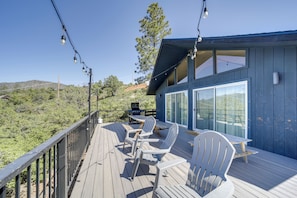 Terrace/patio - Pine Cabin w/ Large Deck & Scenic Mountain Views! (Pine)