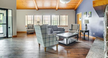 Door County Townhome: Pool Access, 1 Mi to Beach!