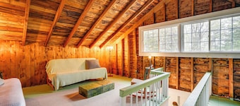 Rustic Marlboro Cottage: 4 Mi to Lake Raponda!