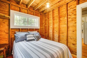 Interior - Rustic Marlboro Cottage: 4 Mi to Lake Raponda! (Wilmington)