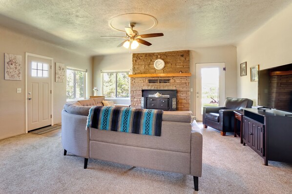 House (2 Bedrooms) | Interior - Charming Emmett Home w/ Patio - 14 Mi to Reservoir (Emmett)