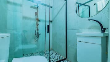 Dusche, kostenlose Toilettenartikel, Haartrockner, Hausschuhe