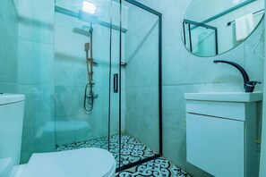 Shower, free toiletries, hair dryer, slippers - ALI KHAN HOTEL (Istanbul)