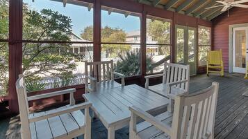 บ้านพัก, หลายเตียง, ลานระเบียง, วิวสวน (Bella Vista) | วิวจากห้องพัก