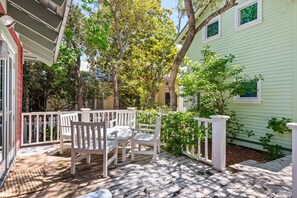 Terrace/patio - Beautiful Original Seaside Cottage + Swim & Tennis Club: Sleeps 6 (Santa Rosa Beach)