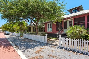 Exterior - Beautiful Original Seaside Cottage + Swim & Tennis Club: Sleeps 6 (Santa Rosa Beach)