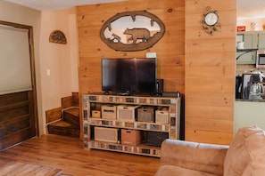 Smart TV, chimenea, futbolito y libros 
