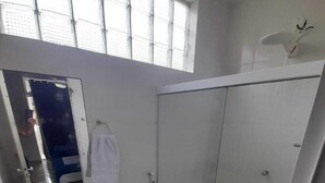 A bathroom with a sink, toilet, and shower area. - Pousada Paraiso Barra da Tijuca (Rio de Janeiro)