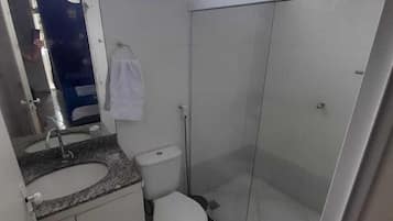 Ducha, toallas, jabón, papel higiénico