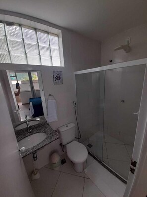 Dusche, Handtücher, Seife, Toilettenpapier