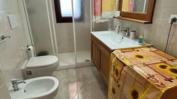 Doccia, asciugacapelli, bidet, asciugamani
