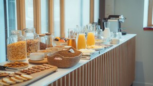 A breakfast buffet with various food items and beverages. - La Maison Gaïa Hôtel & Spa (Torreilles)
