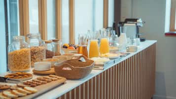 Se ofrece un desayuno bufé (24 EUR por persona)
