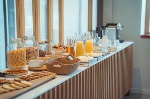 每日供应自助式早餐（每人 EUR 24）