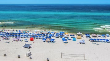 位於海灘上
