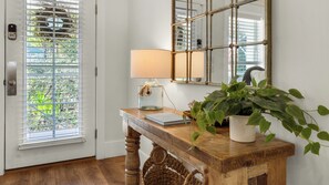 Maison, plusieurs lits, patio, vue jardin (Bijou by the Sea) | Intérieur