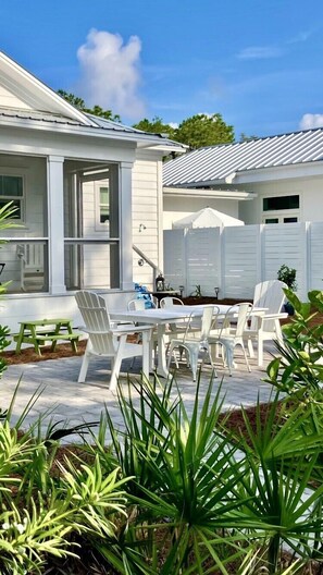 Maison, plusieurs lits, patio, vue jardin (Bijou by the Sea) | Extérieur