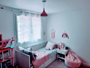 3 chambres, fer et planche à repasser, Wi-Fi, draps fournis