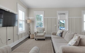 Casa, varias camas, patio, vistas al jardín (19 Moonlit Shores Ln) | Zona de estar