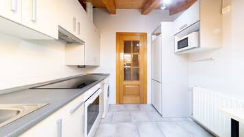 Een koelkast, een magnetron, een oven, een vaatwasser