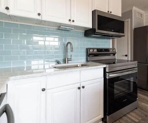 Fridge, microwave, stovetop, dishwasher