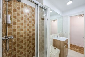 Hair dryer, towels - Urban Oasis in Madrid: Steps from River Manzanares (Madrid)