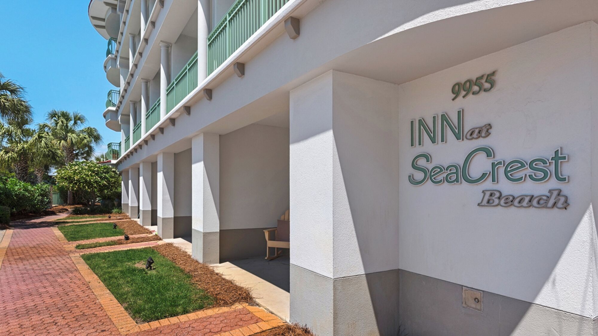 L’extérieur du 9955 Inn at Sea Crest Beach se distingue par son design moderne, avec une façade blanche et des touches de vert.