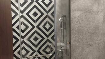 Klassieke studio, uitzicht op de stad | Badkamer | Een douche, gratis toiletartikelen, zeep, shampoo
