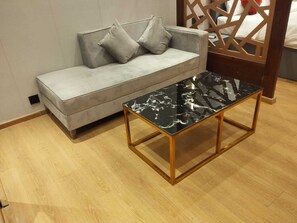 Studio – classic, byutsikt | Oppholdsområde | TV