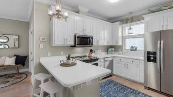 House, Multiple Beds, Patio, Garden View (A Slice of Lime) | Private kitchen