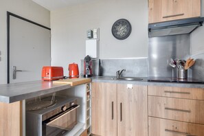 Réfrigérateur, micro-ondes, cafetière/bouilloire, bouilloire électrique